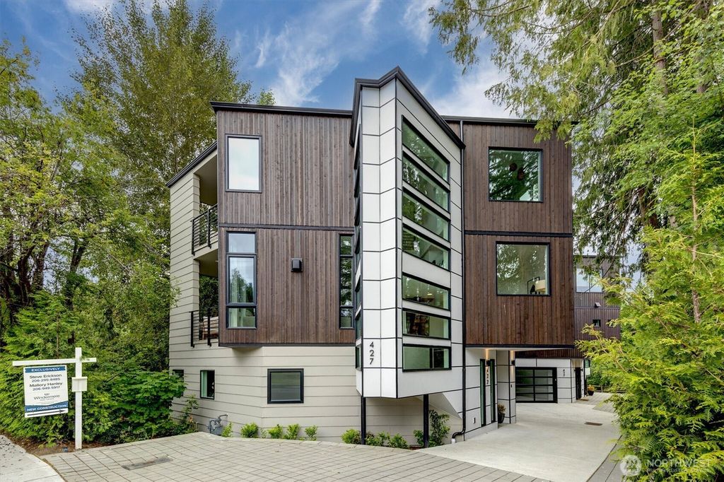 Photo of 427 102nd Avenue SE, Bellevue, WA 98004 (MLS # 2550386)