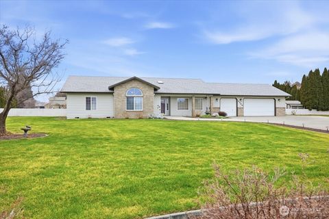 Photo of 4105 Southlake Court, West Richland, WA 99353 (MLS # 2477237)