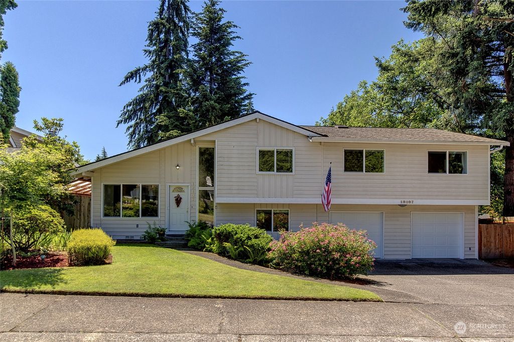 Photo of 12107 NE 137th Place, Kirkland, WA 98034 (MLS # 2254450)