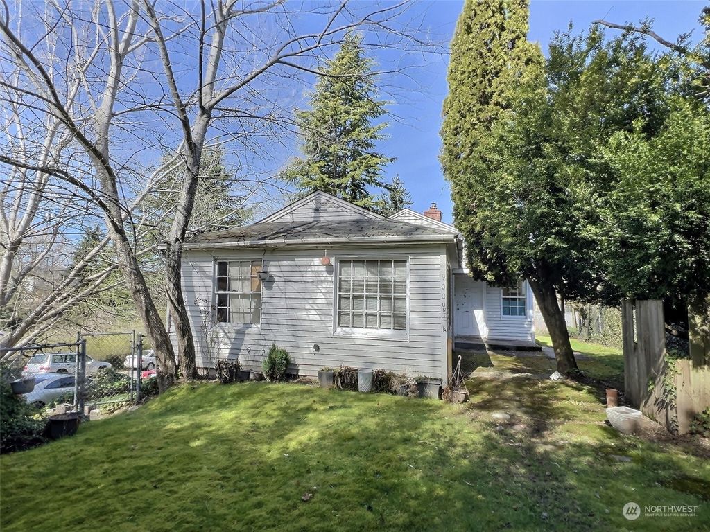 Photo of 900 NE 105th Street, Seattle, WA 98125 (MLS # 2208940)