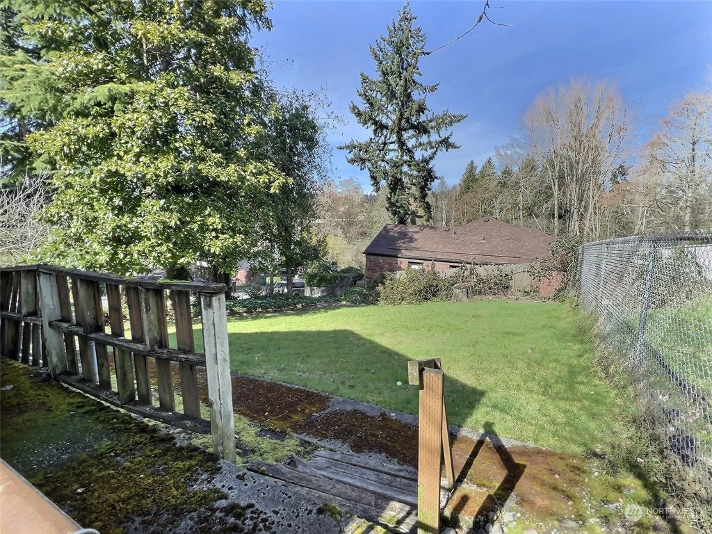 Photo of 900 NE 105th Street, Seattle, WA 98125 (MLS # 2208940)