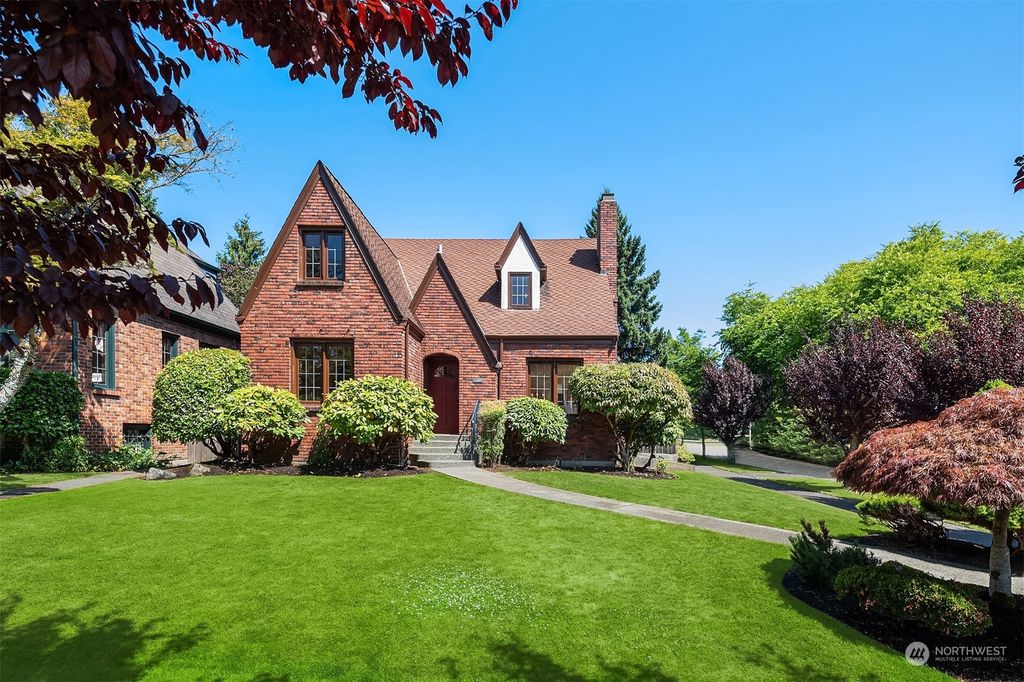 Photo of 4016 NE 38th Street, Seattle, WA 98105 (MLS # 2078307)