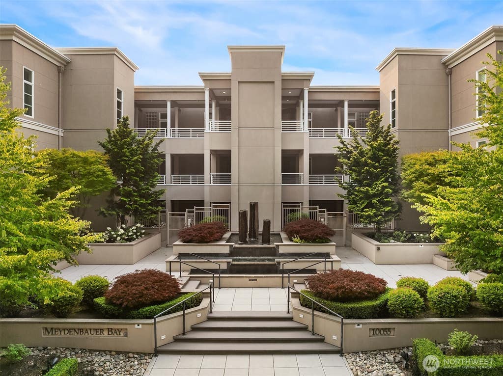 Photo of 10055 Meydenbauer Way SE #4, Bellevue, WA 98004 (MLS # 2575122)