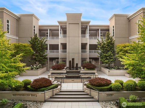 Photo of 10055 Meydenbauer Way SE #4, Bellevue, WA 98004 (MLS # 2575122)