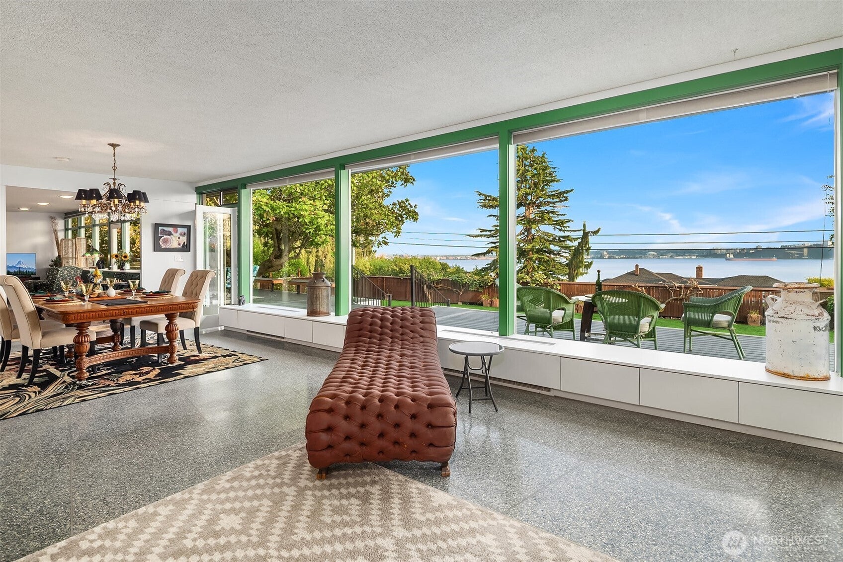 618 Le-Lou-Wa Place NE
