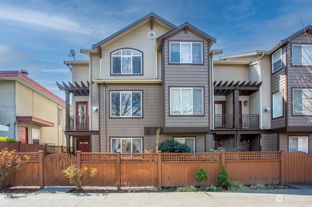 Photo of 525 NE Ravenna Boulevard, Seattle, WA 98115 (MLS # 2050985)