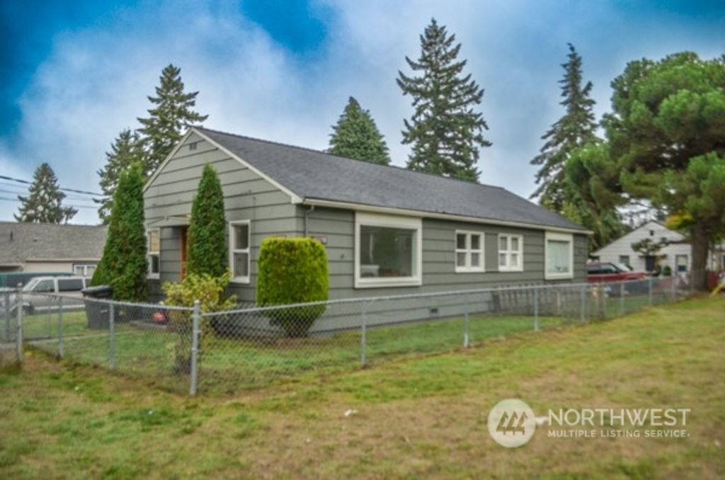 Photo of 1005 Lane Place #B, Everett, WA 98203 (MLS # 2168302)