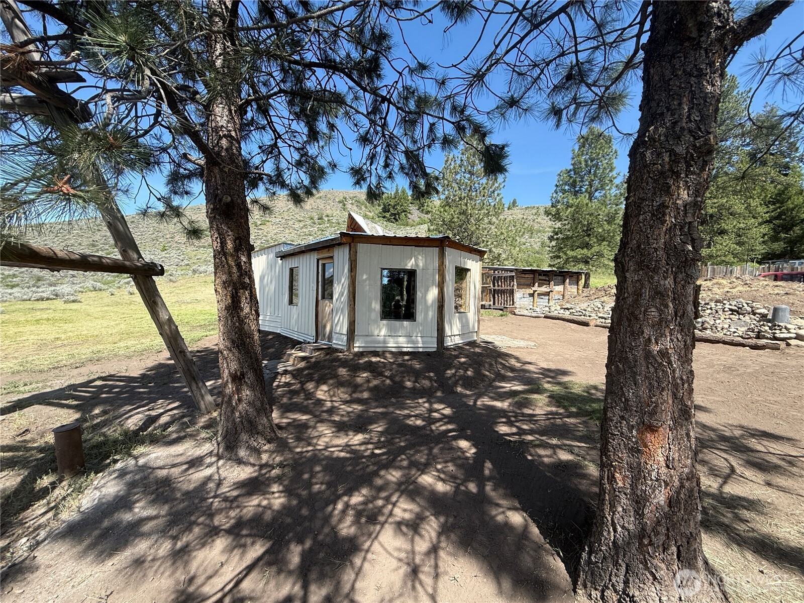 174 N Lambert Lane