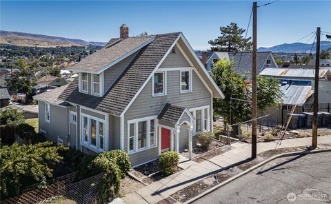 Photo of 321 Malaga Avenue, Wenatchee, WA 98801 (MLS # 2424463)