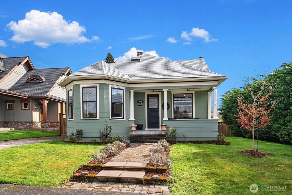 Photo of 421 Avenue H, Snohomish, WA 98290 (MLS # 2484155)