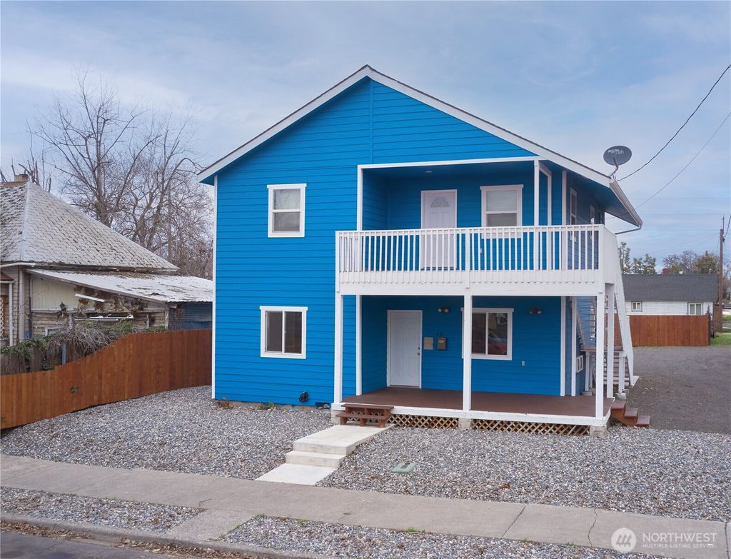 Photo of 410 W Cherry Street, Walla Walla, WA 99362 (MLS # 2460927)