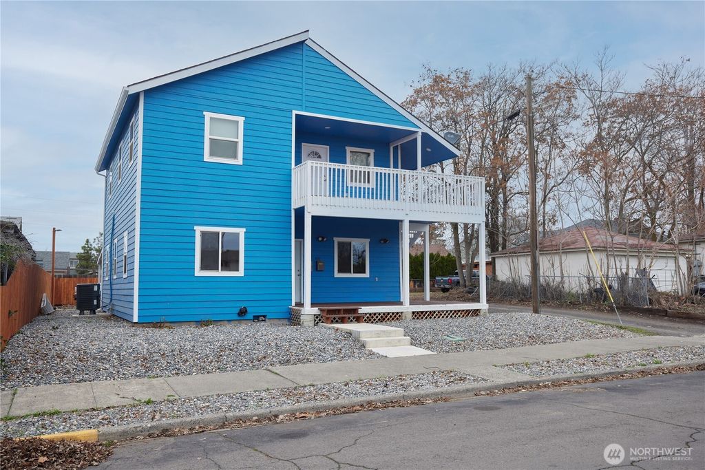 Photo of 410 W Cherry Street, Walla Walla, WA 99362 (MLS # 2460927)