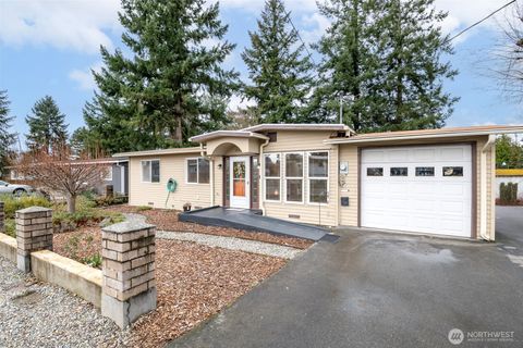 Photo of 2604 NE 7th Street, Renton, WA 98056 (MLS # 2479428)