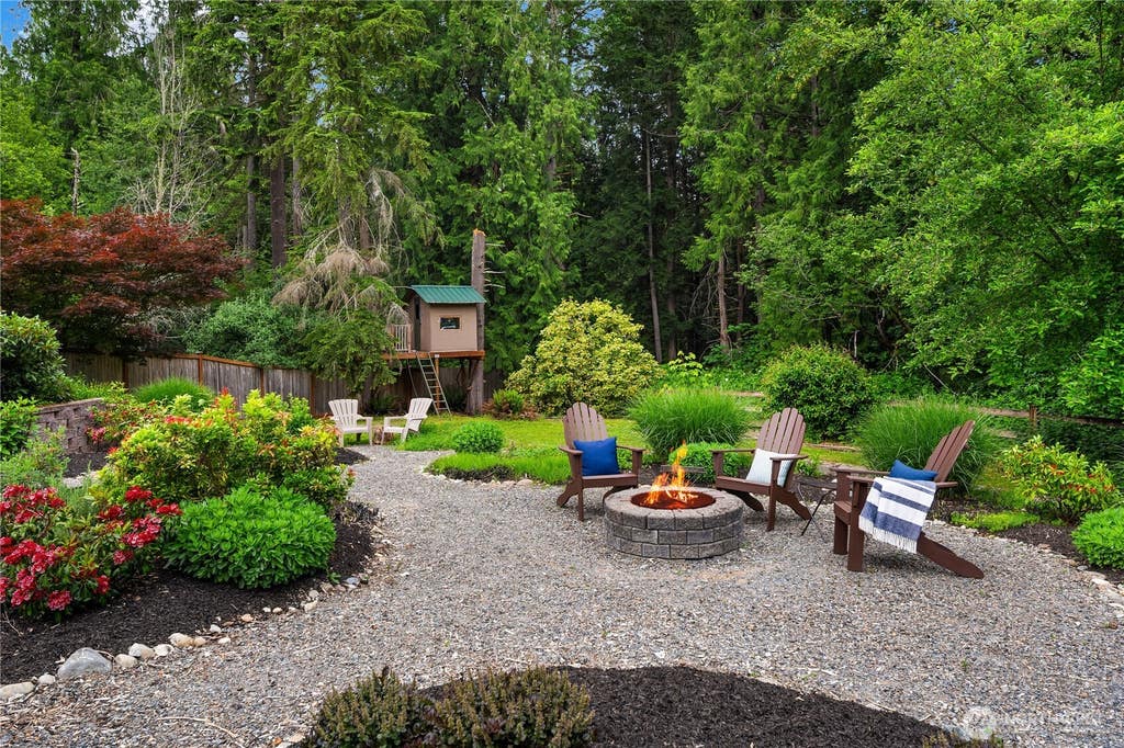 Photo of 24520 NE 11th Place, Sammamish, WA 98074 (MLS # 2561972)
