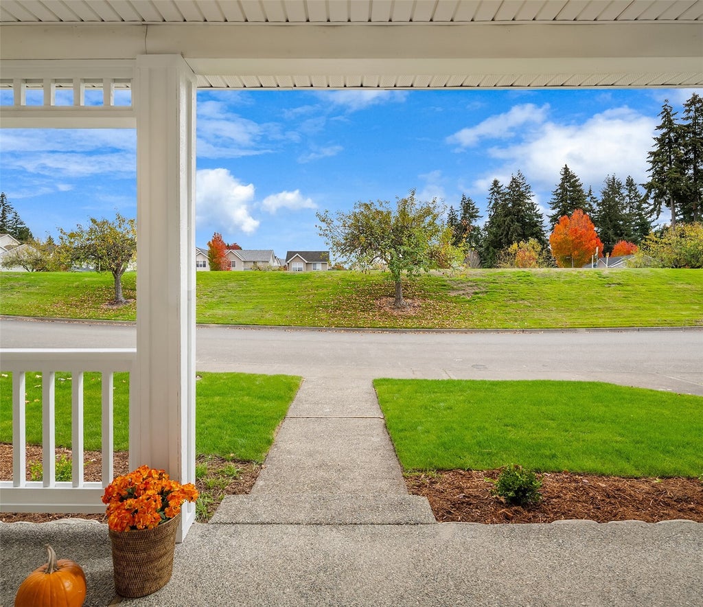 Photo of 523 Redmond Place NE, Renton, WA 98056 (MLS # 2593915)