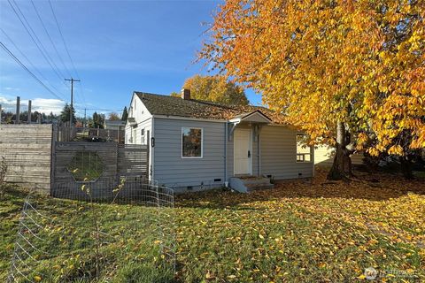 Photo of 938 E 6th Street, Port Angeles, WA 98362 (MLS # 2455328)