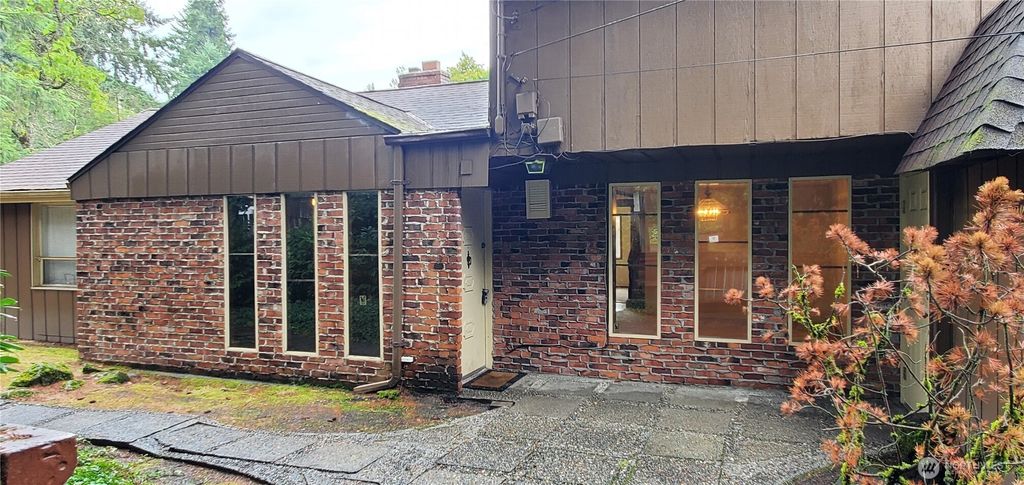 Photo of 18914 Ballinger Way NE, Lake Forest Park, WA 98155 (MLS # 2467906)