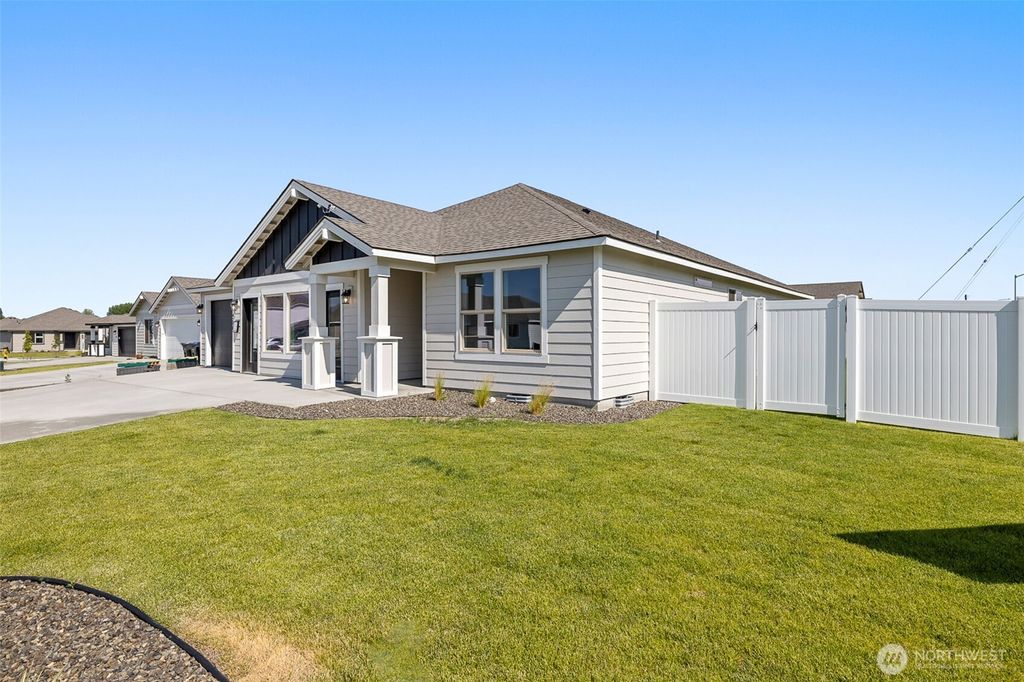Photo of 4208 W Sandy Ct Ct, Moses Lake, WA 98837 (MLS # 2459830)