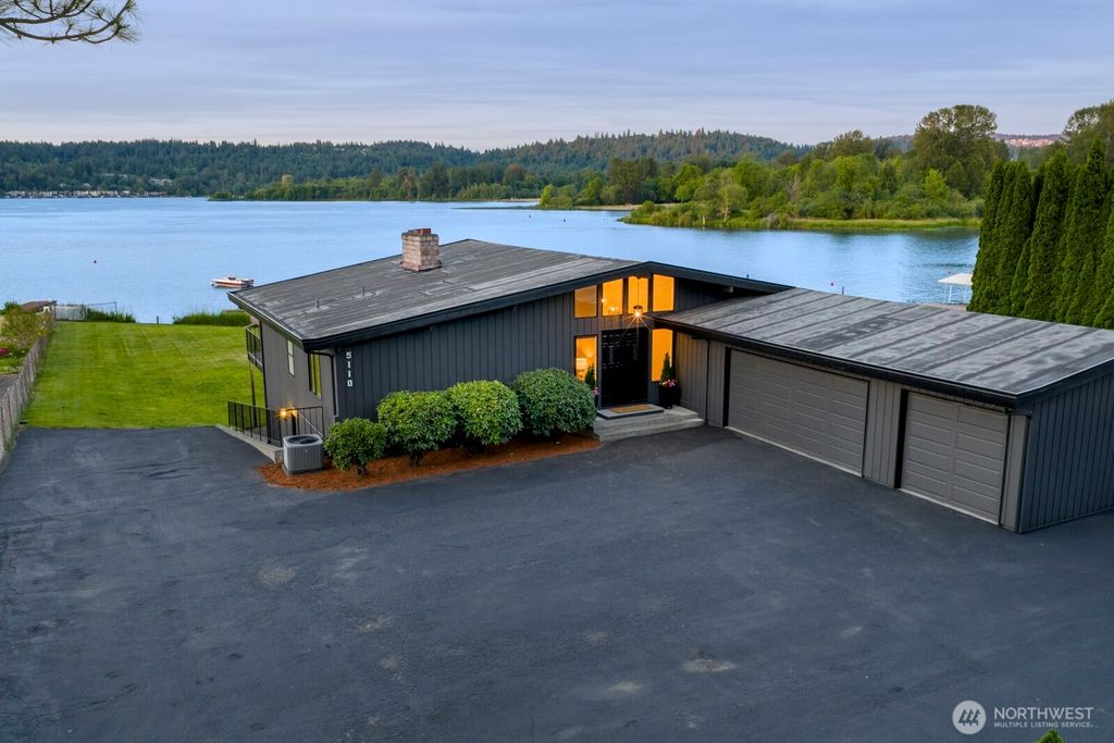 Photo of 5110 NW Sammamish Road, Issaquah, WA 98027 (MLS # 2428964)