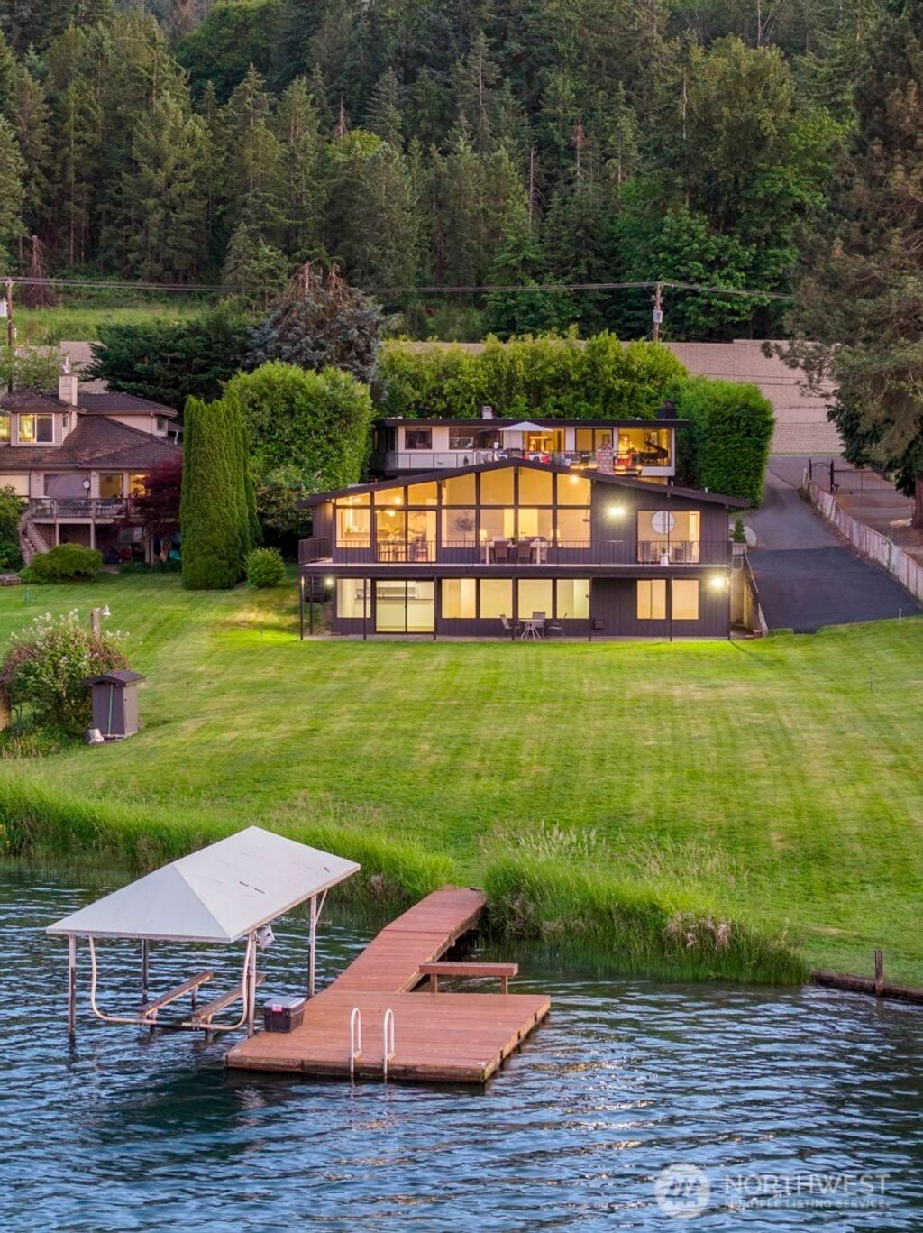 Photo of 5110 NW Sammamish Road, Issaquah, WA 98027 (MLS # 2428964)