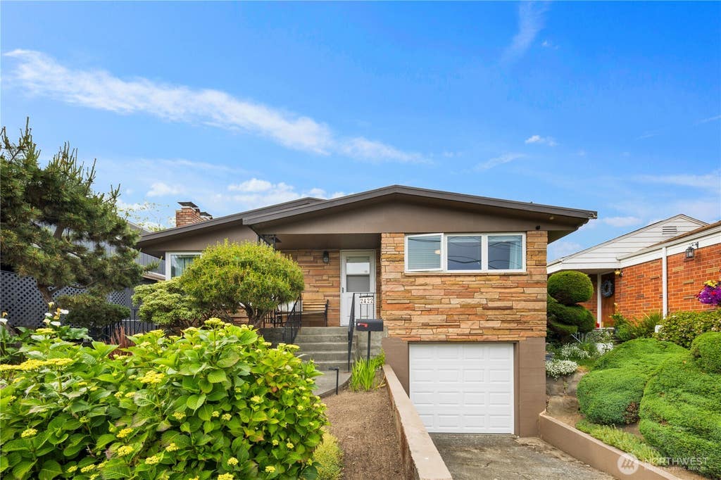 Photo of 2422 W Lynn Street, Seattle, WA 98199 (MLS # 2563751)