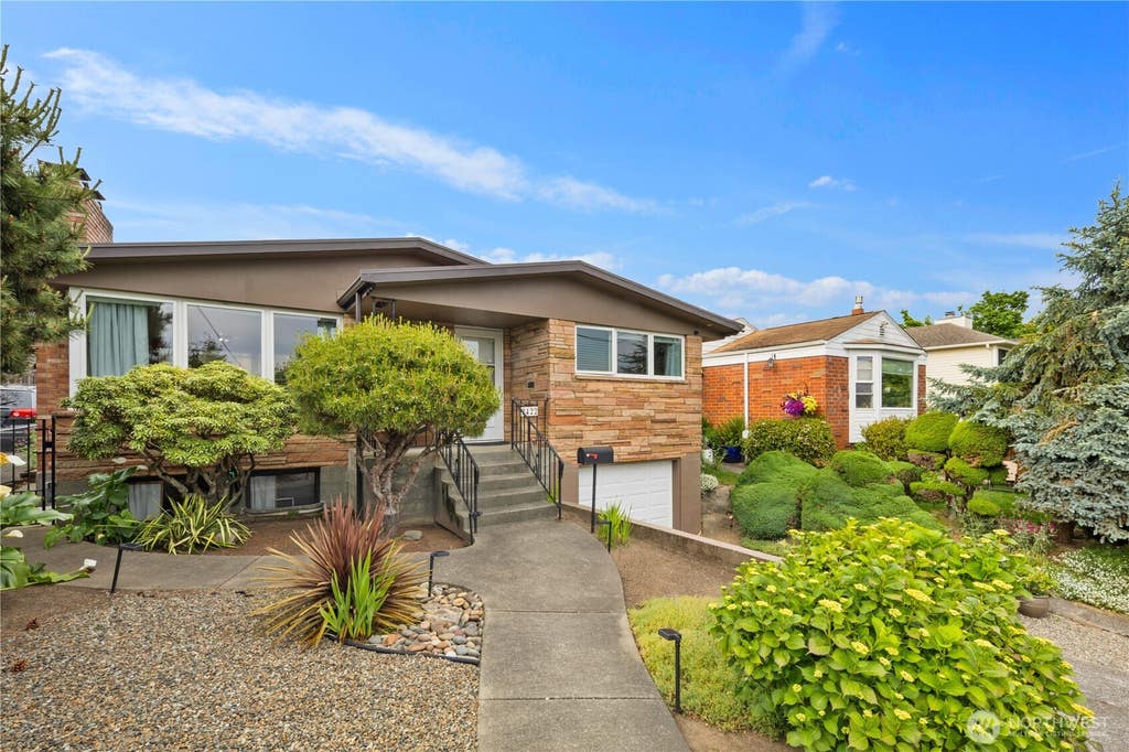 Photo of 2422 W Lynn Street, Seattle, WA 98199 (MLS # 2563751)