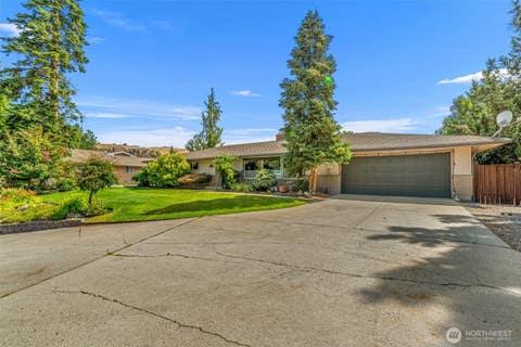 Photo of 1677 Eastmont Avenue, East Wenatchee, WA 98802 (MLS # 2555172)