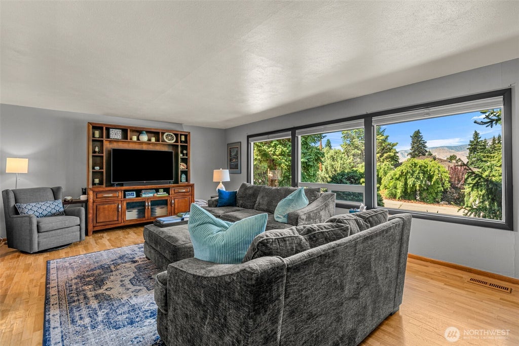 Photo of 1677 Eastmont Avenue, East Wenatchee, WA 98802 (MLS # 2555172)