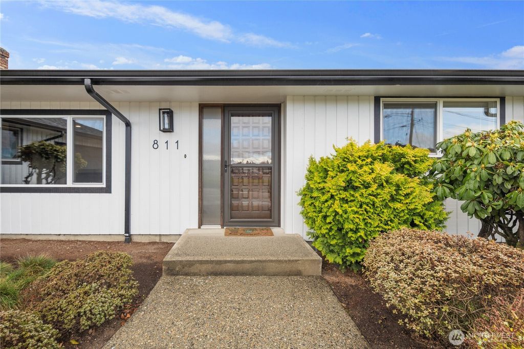 Photo of 811 16Th Street NW, Puyallup, WA 98371 (MLS # 2490202)