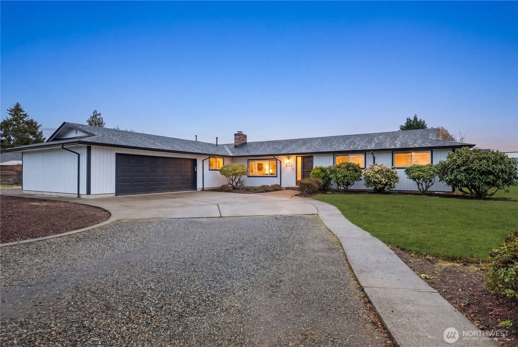 Photo of 811 16Th Street NW, Puyallup, WA 98371 (MLS # 2490202)