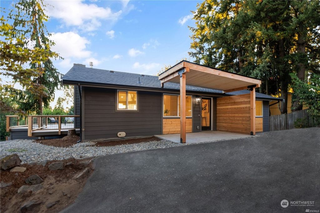 Photo of 2000 NE 27th Street, Renton, WA 98056 (MLS # 2041302)