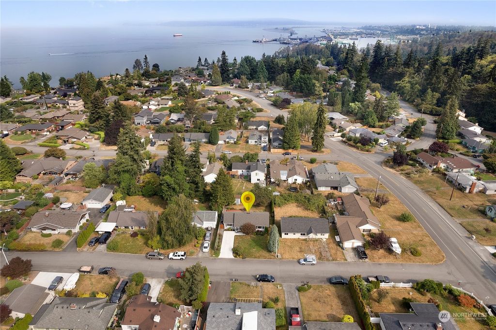 Photo of 313 42nd Street SW, Everett, WA 98203 (MLS # 1986779)