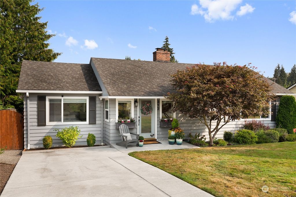 Photo of 313 42nd Street SW, Everett, WA 98203 (MLS # 1986779)