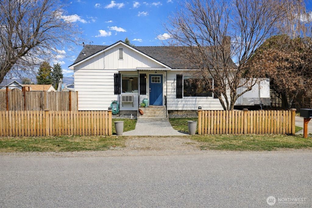 Photo of 505 N Markeson Street, Chelan, WA 98816 (MLS # 2487645)