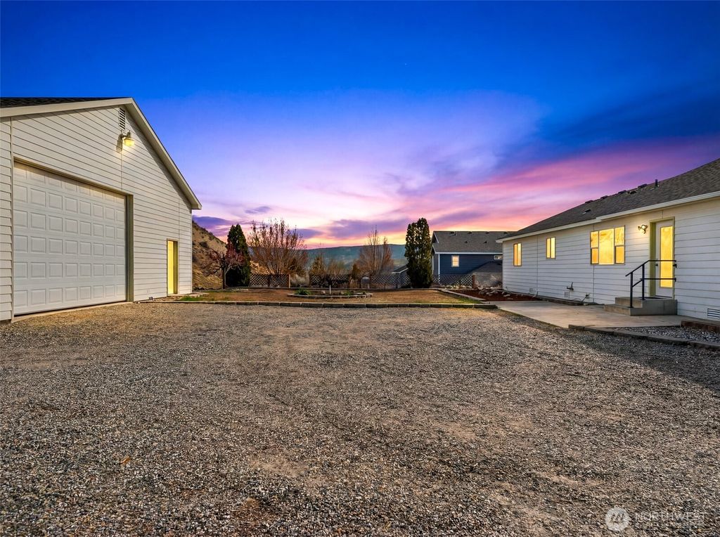 Photo of 1263 Wheatridge Drive Dr, East Wenatchee, WA 98802 (MLS # 2500788)
