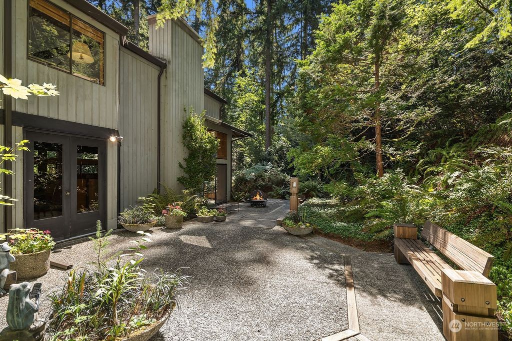 Photo of 13000 NE 39th Street, Bellevue, WA 98005 (MLS # 2150872)