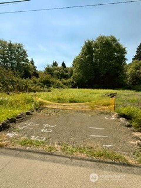 Photo of 515 W Huntley St, Aberdeen, WA 98520 (MLS # 2421414)