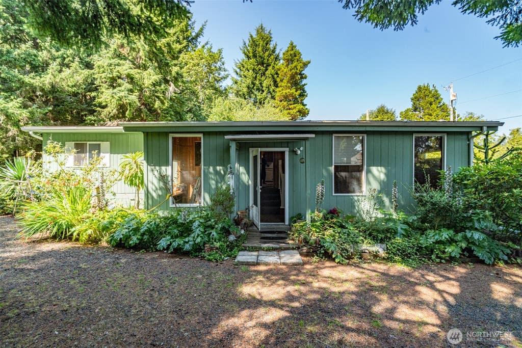 Photo of 105 Oyehut Road, Hoquiam, WA 98550 (MLS # 2567461)