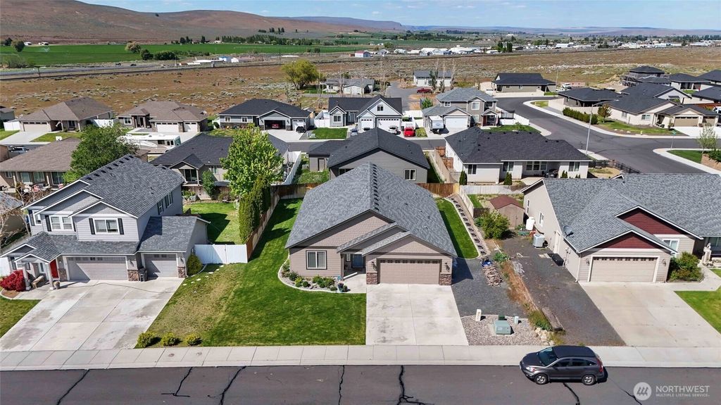 Photo of 811 7th Avenue NE, Ephrata, WA 98823 (MLS # 2517113)
