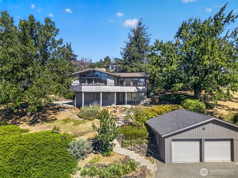 Photo of 1001 Westmorland Drive, Wenatchee, WA 98801 (MLS # 2431437)
