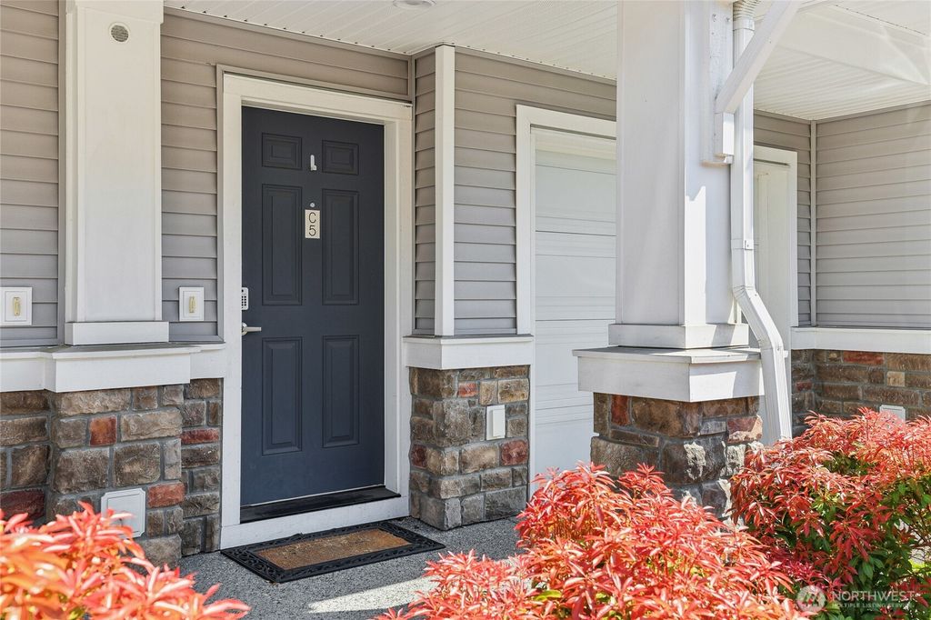 Photo of 15720 Manor Way #C5, Lynnwood, WA 98087 (MLS # 2368320)