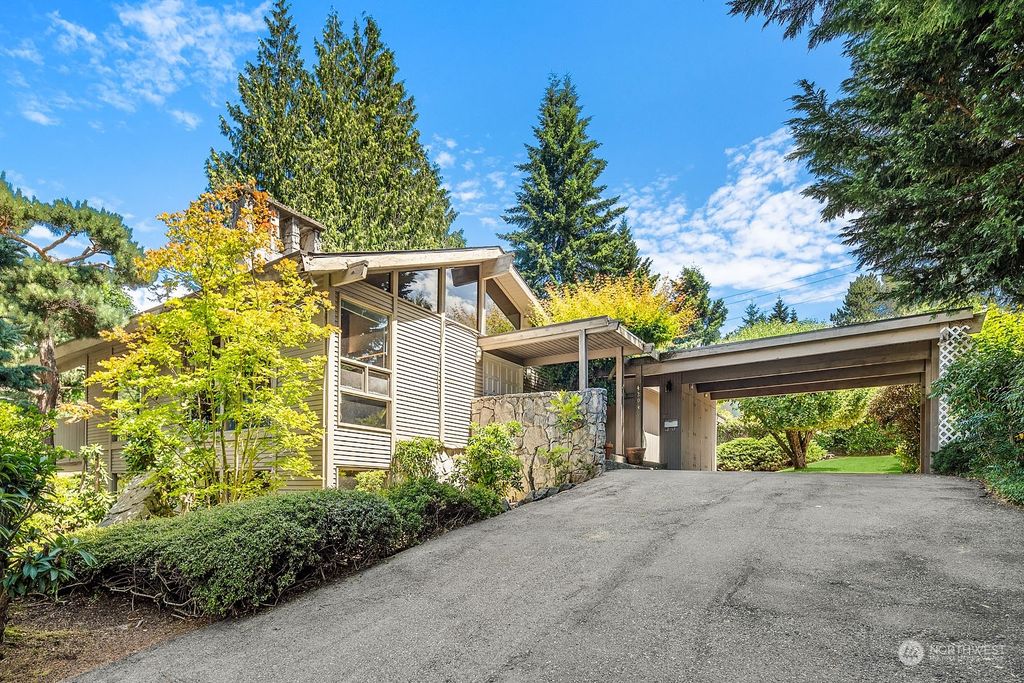 Photo of 4204 85th Avenue SE, Mercer Island, WA 98040 (MLS # 2137603)