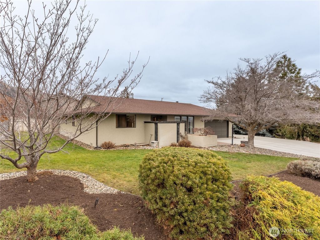 Photo of 1320 Wedgewood Avenue, Wenatchee, WA 98801 (MLS # 2471488)