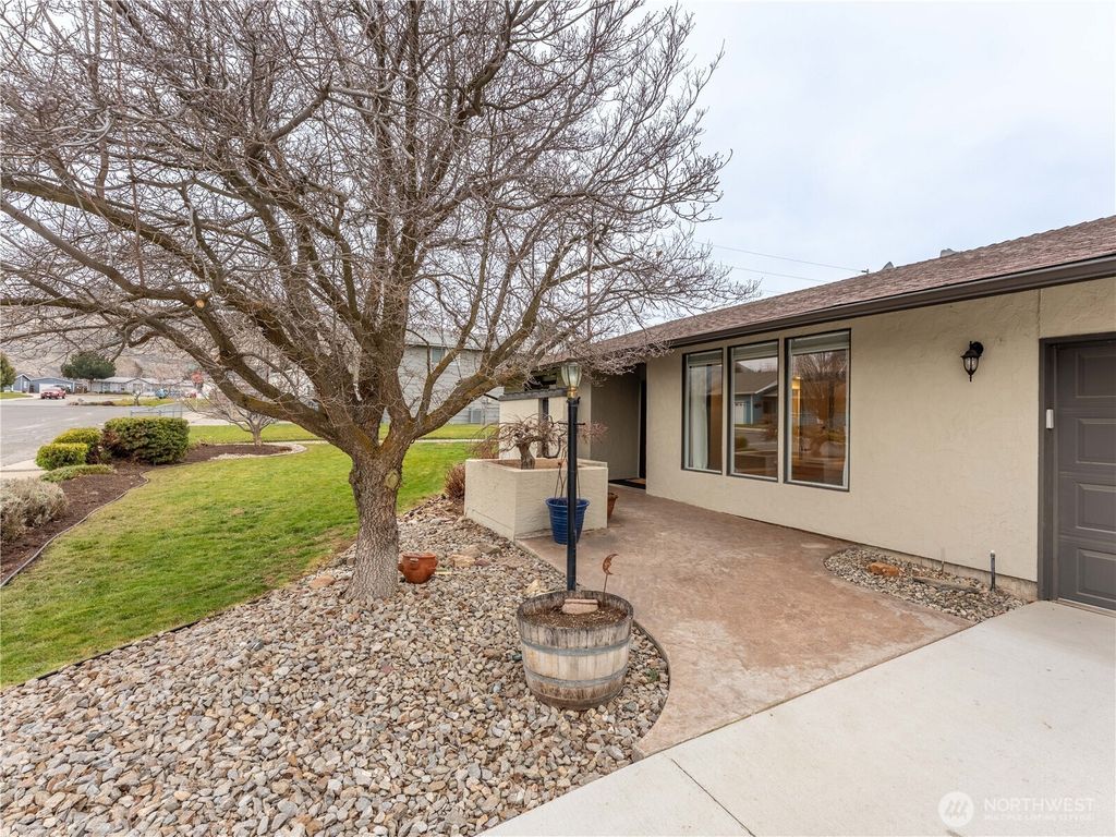 Photo of 1320 Wedgewood Avenue, Wenatchee, WA 98801 (MLS # 2471488)