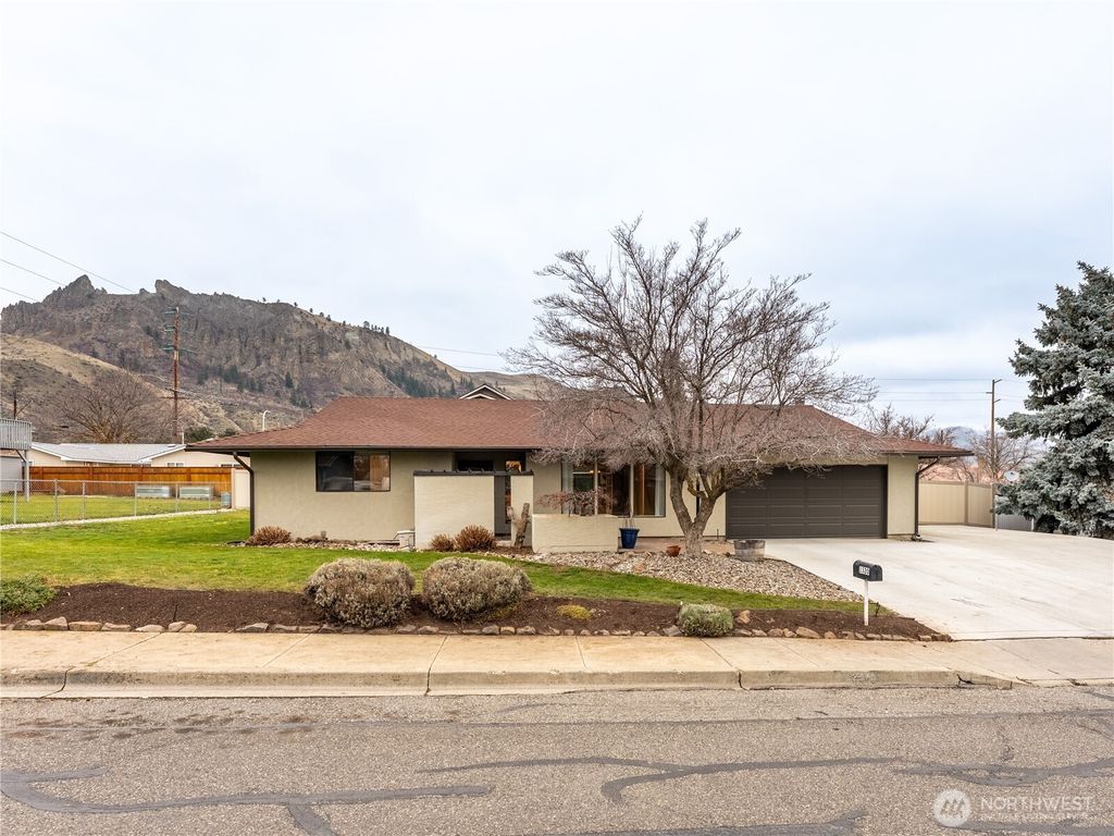 Photo of 1320 Wedgewood Avenue, Wenatchee, WA 98801 (MLS # 2471488)