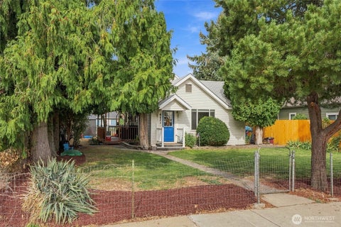 Photo of 319 NW C St ST, Ephrata, WA 98823 (MLS # 2580202)