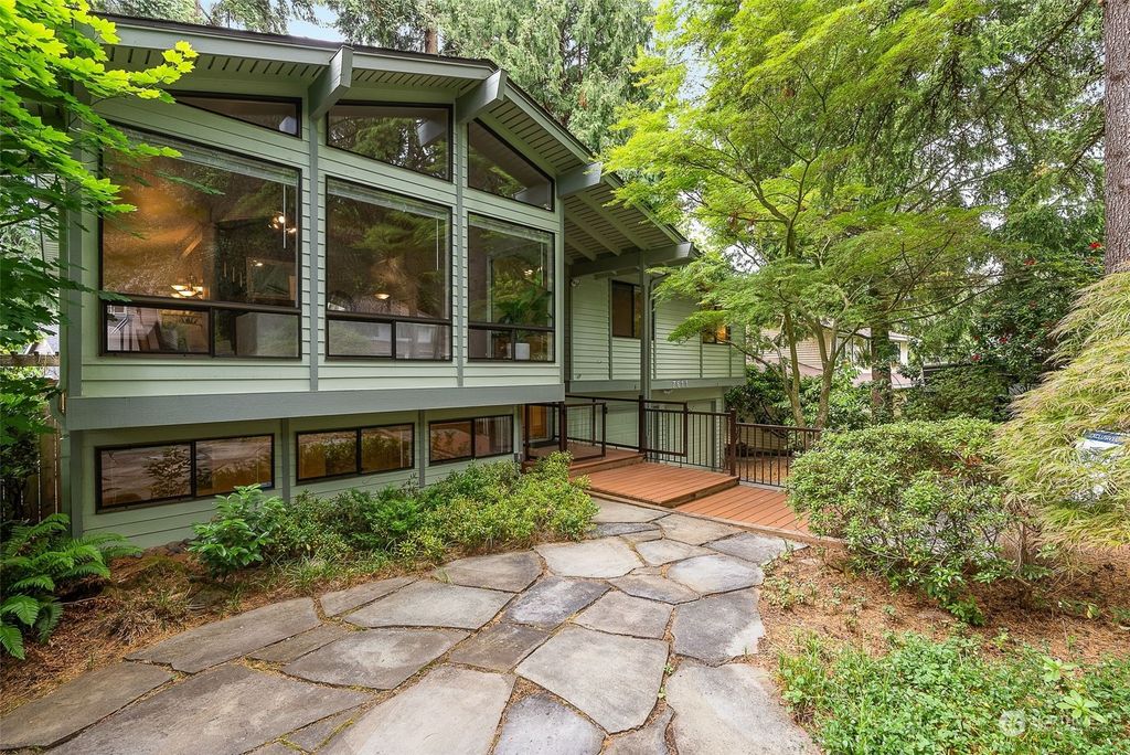 Photo of 7611 128th Place NE, Kirkland, WA 98033 (MLS # 2128168)