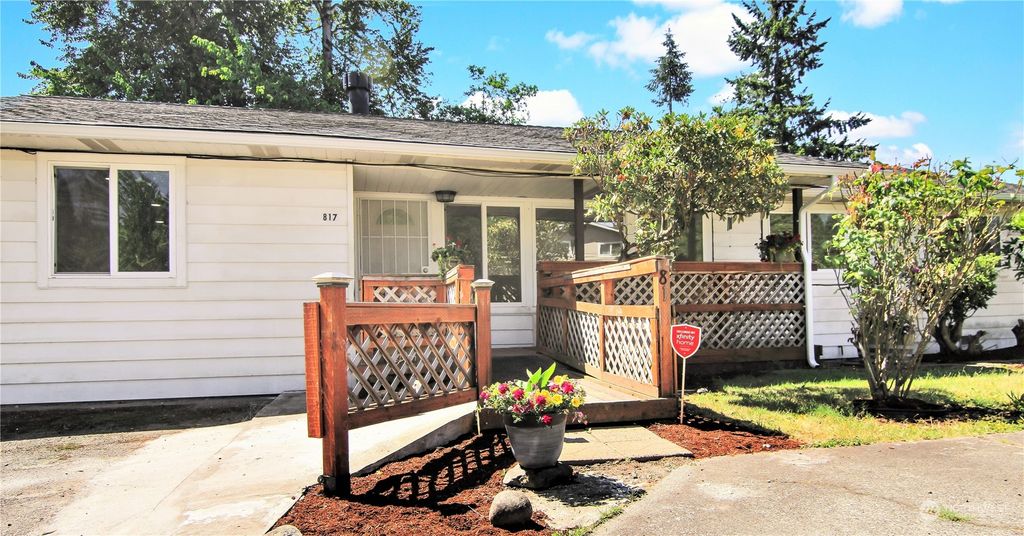Photo of 817 S 317th Street, Federal Way, WA 98003 (MLS # 2074650)