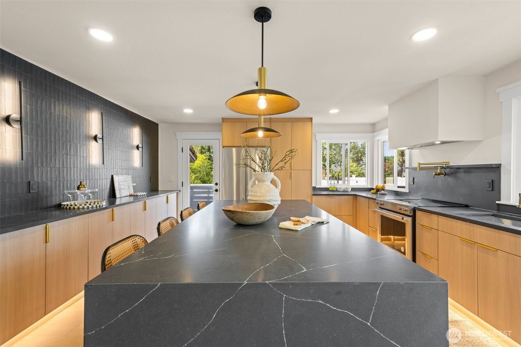 Photo of 14512 38th Avenue NE, Lake Forest Park, WA 98155 (MLS # 2395057)