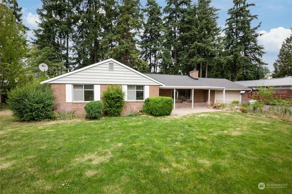 Photo of 2108 NE 28th Street, Renton, WA 98056 (MLS # 2129281)